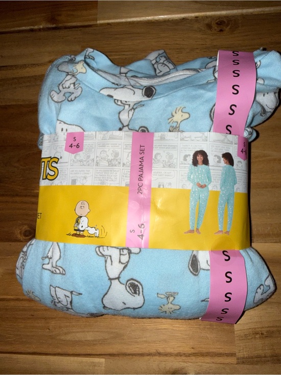 Peanuts Other - Character Women's 2-Piece Pullover and
Jogger Pajama Set S